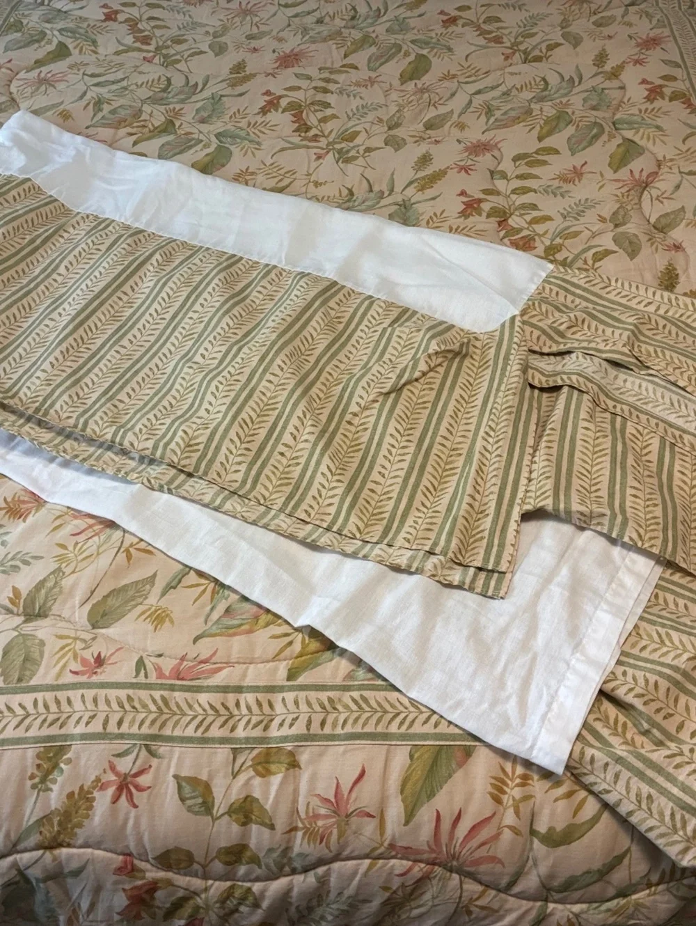 Floral Patterned Quilted Bedspread bedskirt set